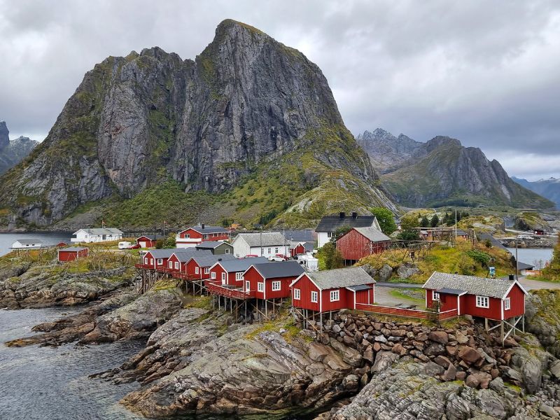 <p>Rorbuer e montagna</p>